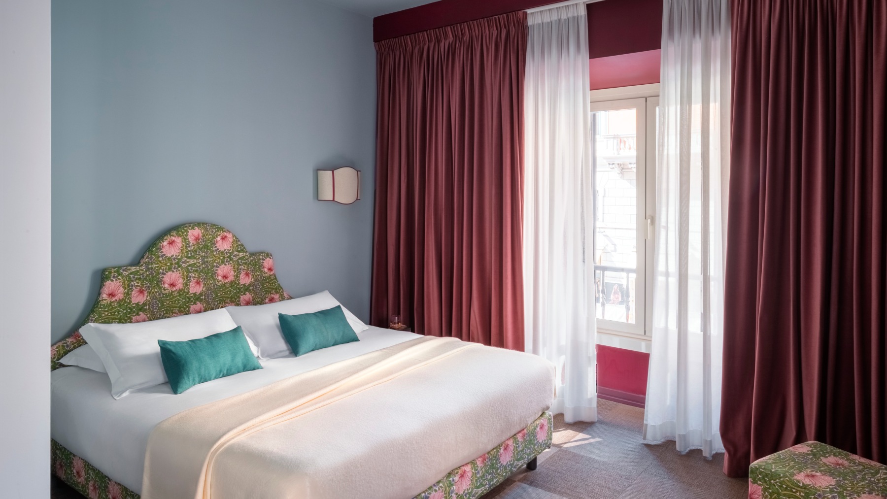 Camera boutique a Roma con pareti azzurre, letto matrimoniale e tende bordeaux, stile raffinato – The 4 Rooms, BZAR hotels a Roma
