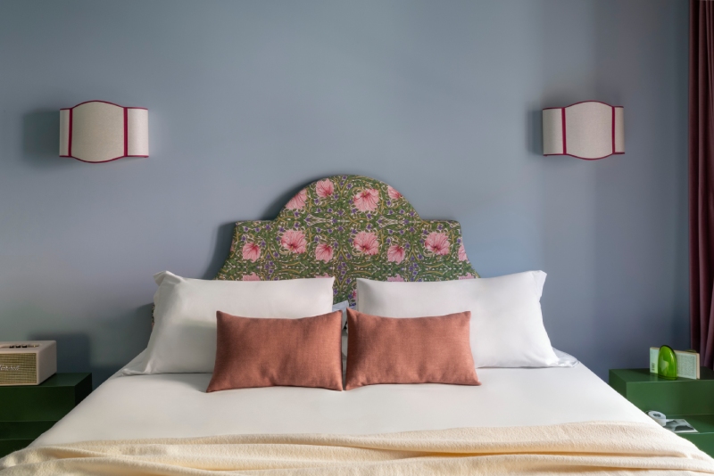 Dettaglio letto in camera deluxe con testiera floreale e arredi di design – The 4 Rooms, BZAR hotels a Roma