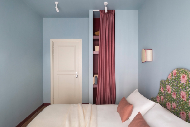 Vista camera deluxe con scrivania, comodini colorati e stile contemporaneo – The 4 Rooms, BZAR hotels a Roma