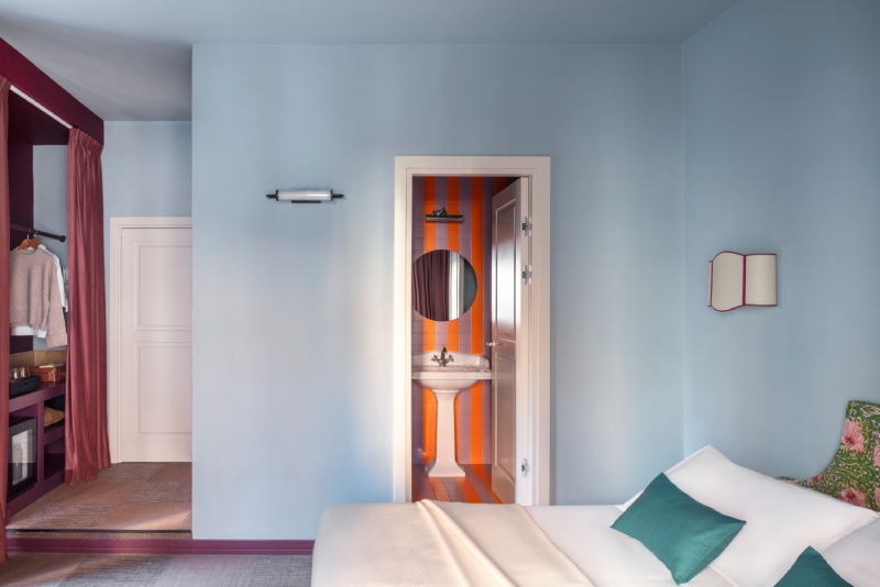Camera deluxe elegante con tende bordeaux e luce naturale – The 4 Rooms, BZAR hotels a Roma