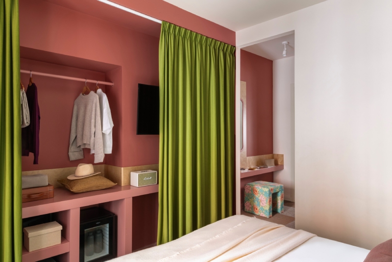 Camera superior luminosa con dettagli di design e colori caldi – The 4 Rooms, BZAR hotels a Roma
